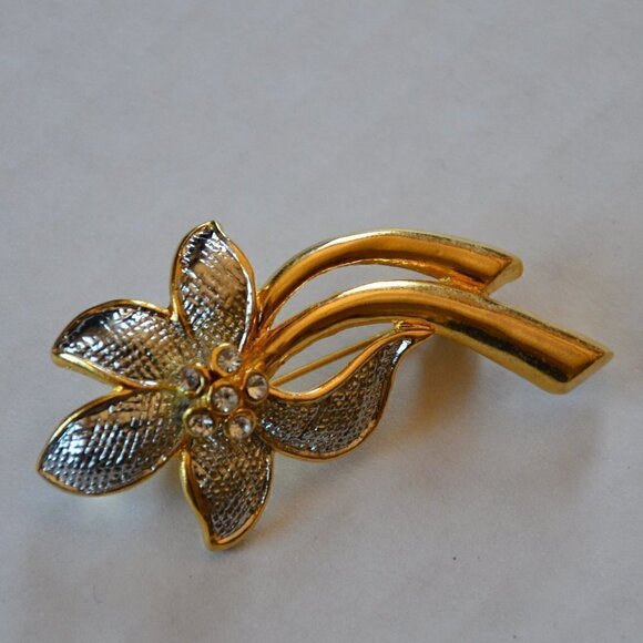 Vtg  goldtone flower brooch - Picture 1 of 4